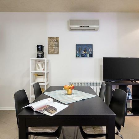 White&Blue Top Center App Apartment Pula Exterior photo