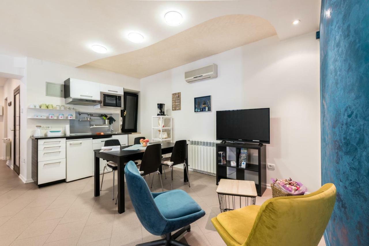 White&Blue Top Center App Apartment Pula Exterior photo