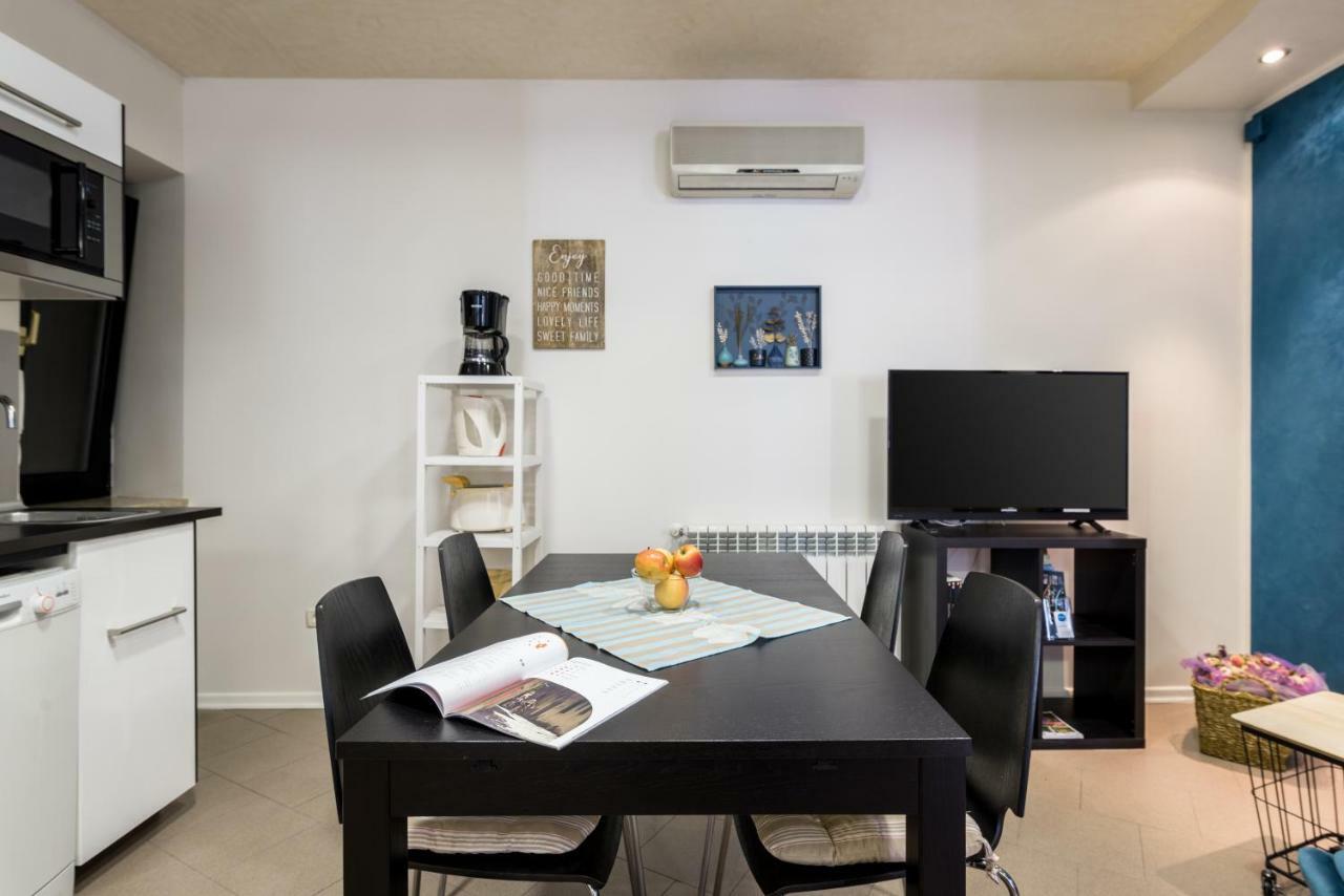 White&Blue Top Center App Apartment Pula Exterior photo